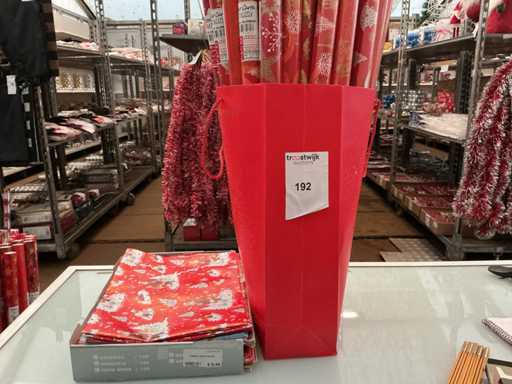 Geschenkverpackung aus Partypapier, Weihnachten.