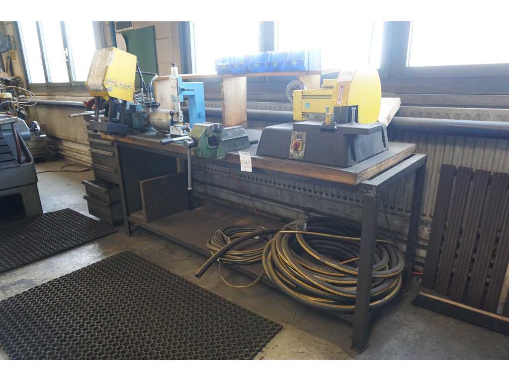 Workbench with bench vice
