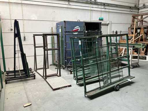 Un lot de poduri și cărucioare din sticlă