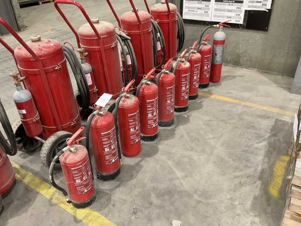 Fire extinguisher (9x)