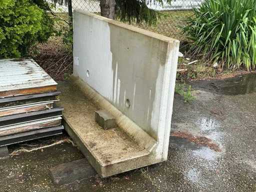 Betonowy mur oporowy