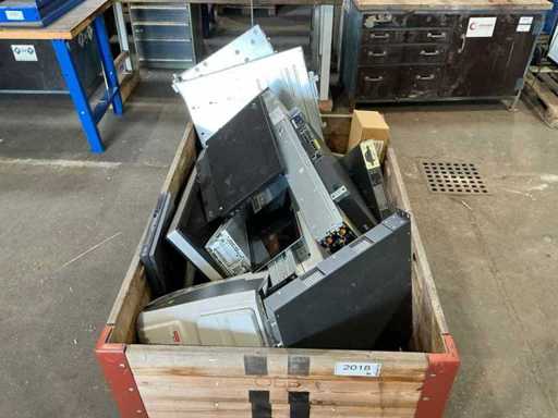 Ensemble de Multiswitch, ordinateur portable, câbles et écrans
