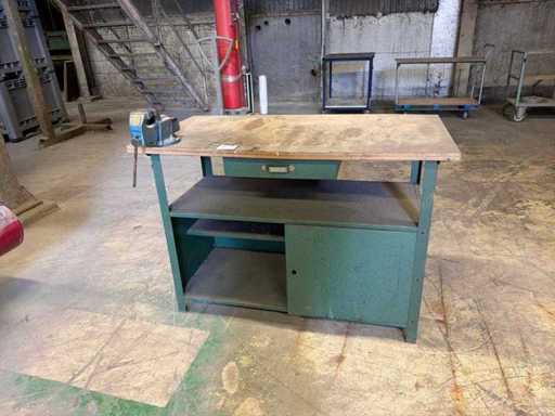 Werkbank met bankschroef