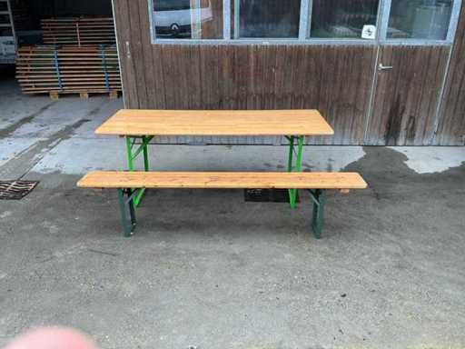 Établi fixe de 16 pièces.