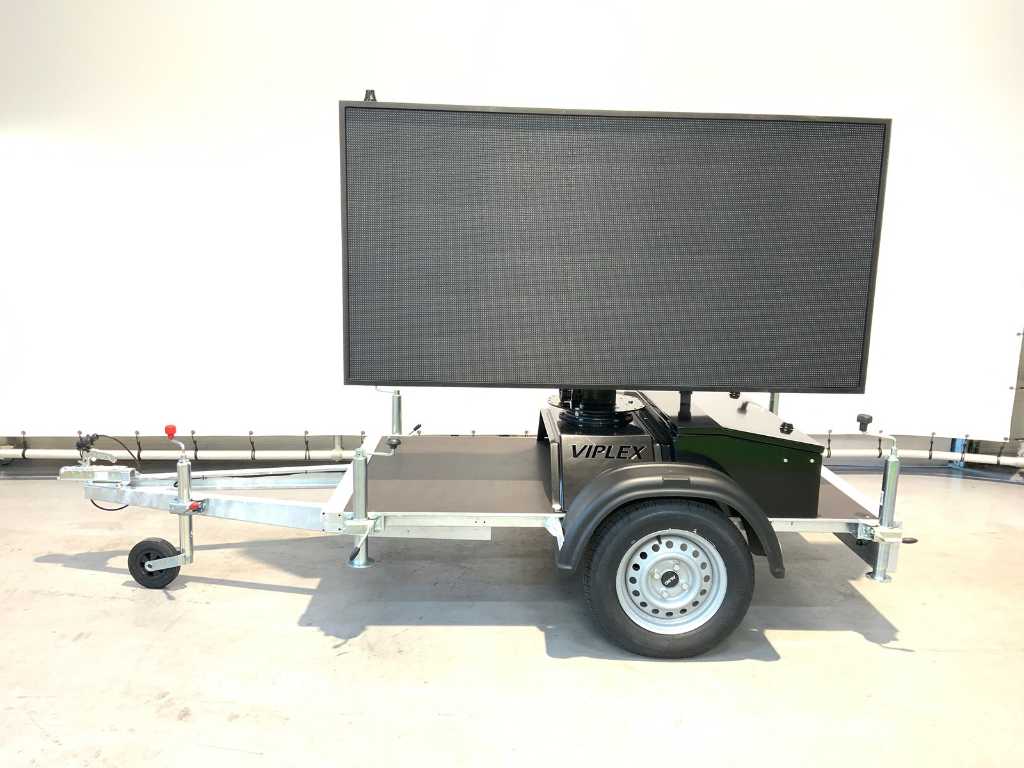Viplex P8 text cart led screen on trailer on batteries and 220volt