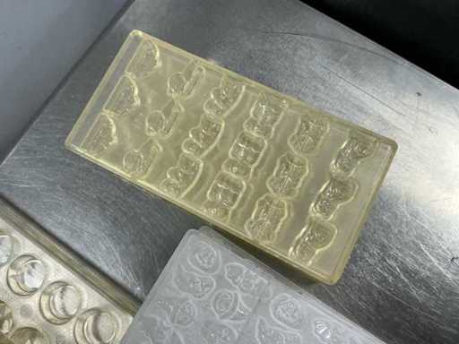 Beaucoup de moules à chocolat et de chocolats