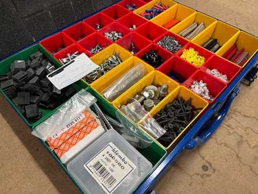 Lotto di viti e morsetti in una scatola metallica per assortimenti