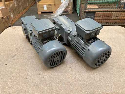 Lenze MDEMAXX080-33C0C geared motor (2x)