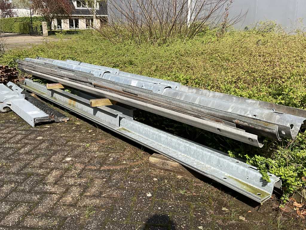 Batch of various guardrail boards