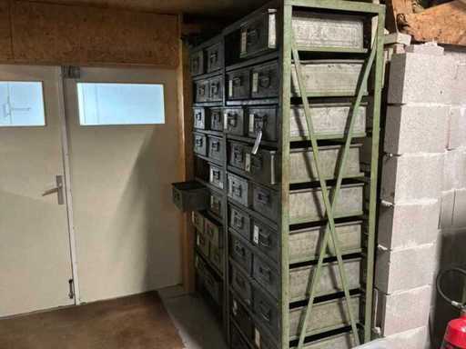 Armoire métallique incluant le contenu (9x)