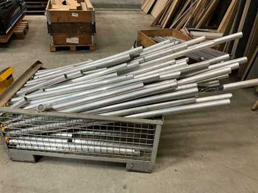 Gemengde partij Alupipes 50 mm in een lattice box, lage lengtes tussen 50 cm en 2 m, ongeveer 100—120 kg Alu