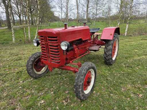 1959 McCormick D124 Classic tractor
