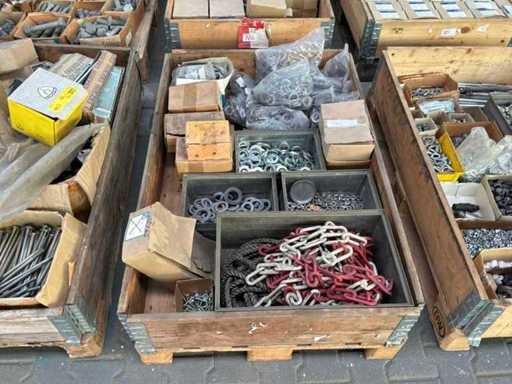 Charge von Bau- und Befestigungsmaterial