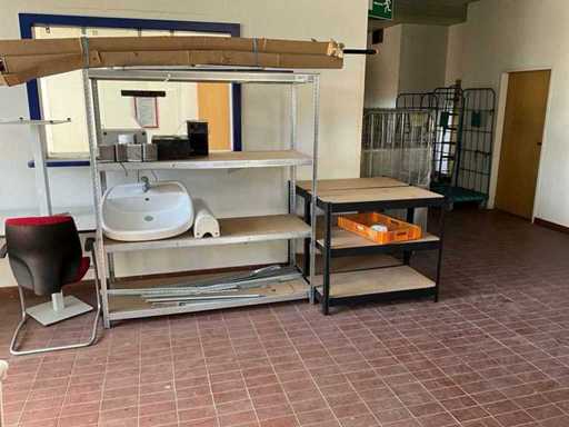 Scaffali con contenuti