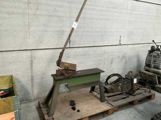 Cisaillement manuel de la tôle sur pied