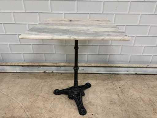 Marmortisch mit Stahlsockel