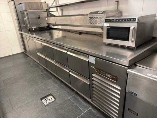 Refrigerated workbench including refrigerated drawers