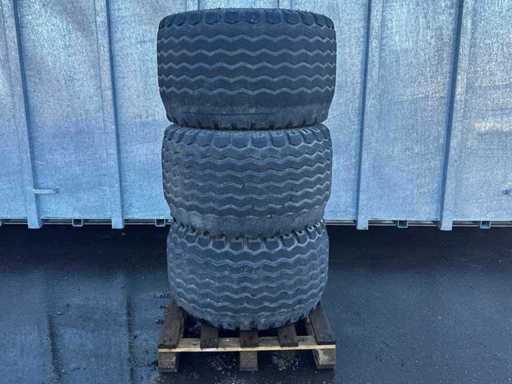 BKT – Reifen AW708 19.0/45-17 mit Felgen-8-Loch (3x) implementieren