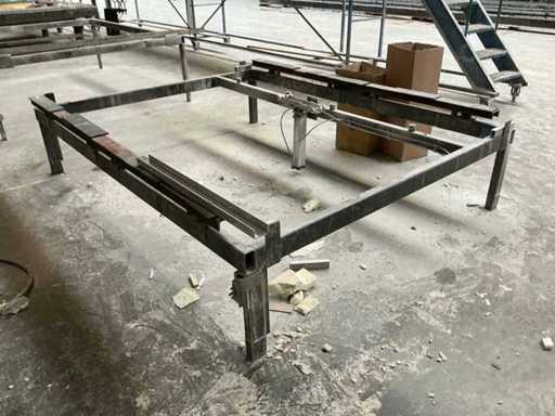 Profilstahl-Arbeitstisch mit pneumatischer Hebeeinheit