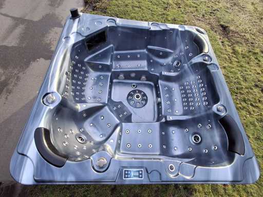 Balboa 7 person Jacuzzi and outdoor spa