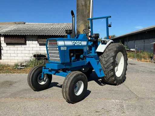 1974 Ford 8600 Two-wheel drive farm tractor Oldtimer