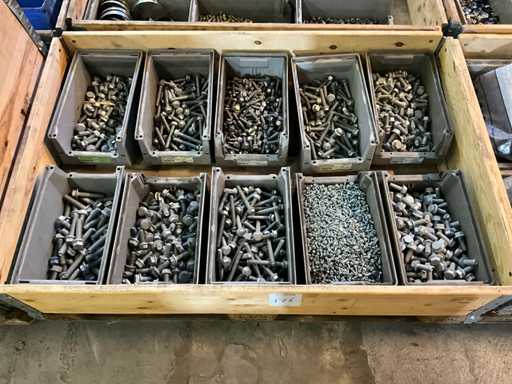 Charge von Flanschbolzen