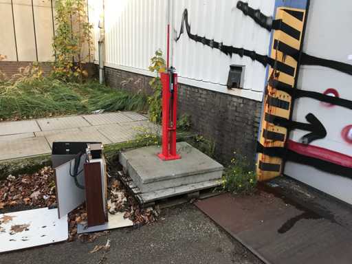 Mannus - Barrier on concrete base