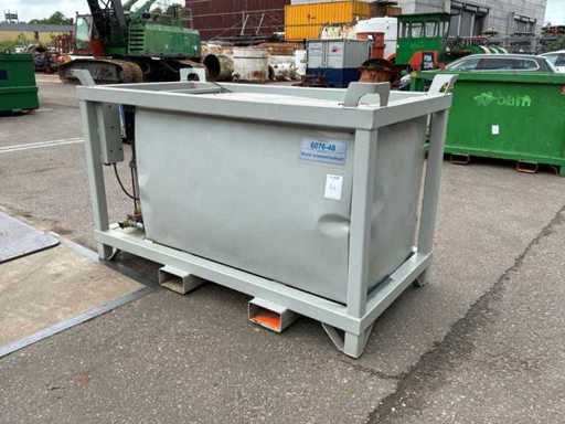 Liquid tank with pump
