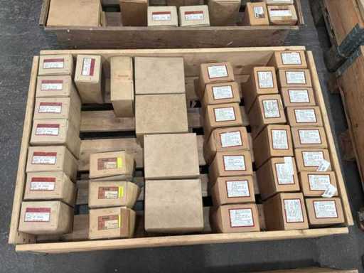 Verschiedene Schrauben mit Muttern (3250x)