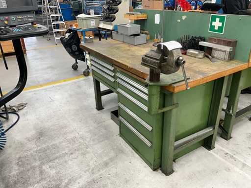 Werkbank mit verschiedenen Werkzeugen