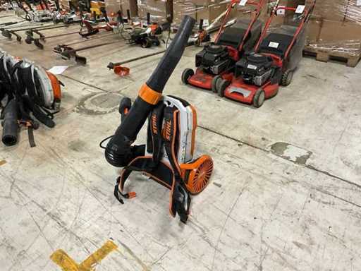 Stihl BGA300 Rucksack-Laubgebläse und AR3000L Batterie
