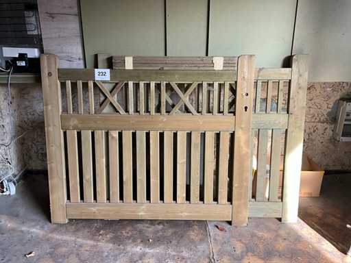 Poarta Gr?dinii îmbibat? în pini