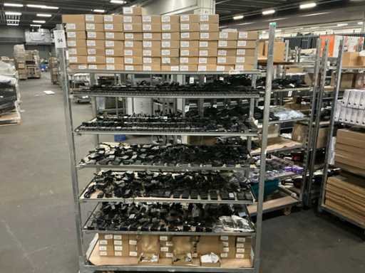 Kable zasilające i ładowarki na placu