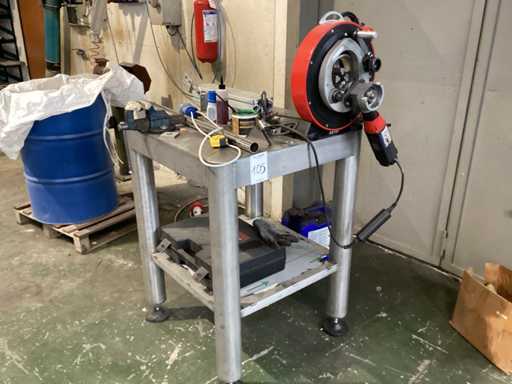 Werkbank met pijpsnijder en bankschroef