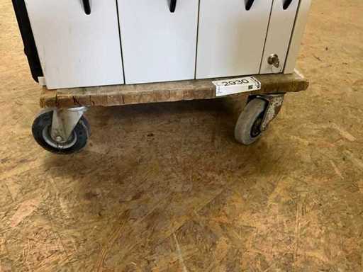 Tavola con 4 ruote girevoli 60x60cm