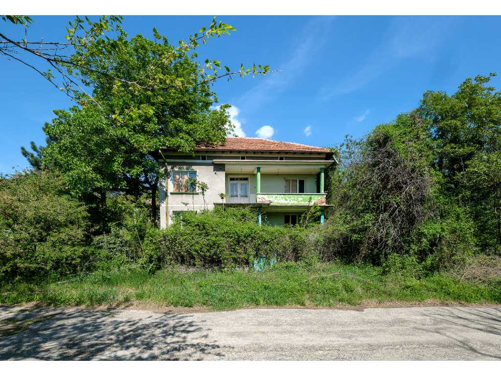 2-storey house, 2,000 m2 of land and outbuildings in Perilovets - Bulgaria