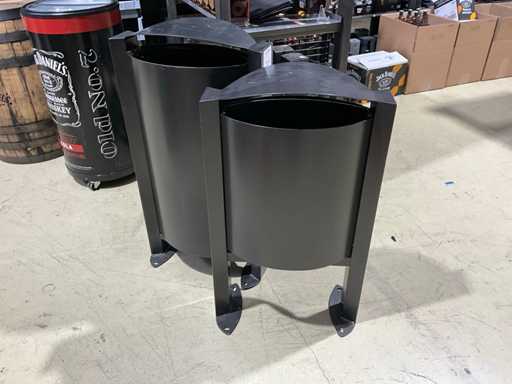 Waste bins & trash cans (2x)