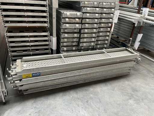 Lot planche pour échafaudage
