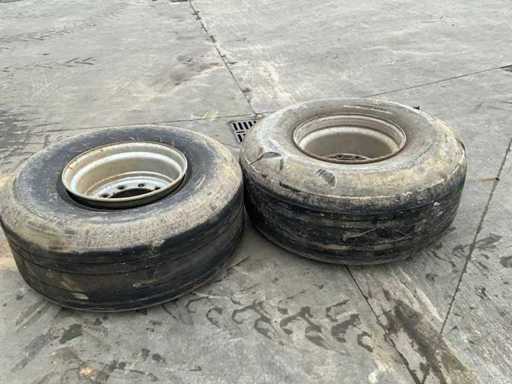 Lkw-Reifen mit Felge (2x)