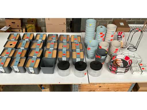 Mischen Sie viele verschiedene Küchenutensilien und Pflanztöpfe