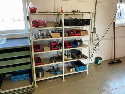 Różne części, narzędzia i akcesoria w stalowej półce