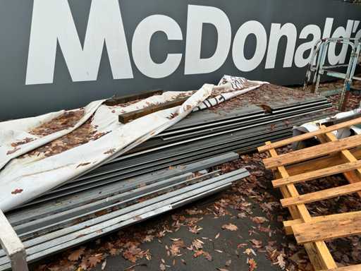 Partij sandwichpanelen en profielen