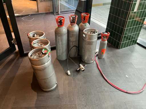 Partia butelek gazowanych i beczek