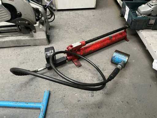 Machine à poinçonner manuellement hydraulique