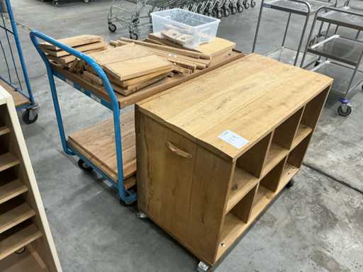 Open vakkenkast met magazijnwagen