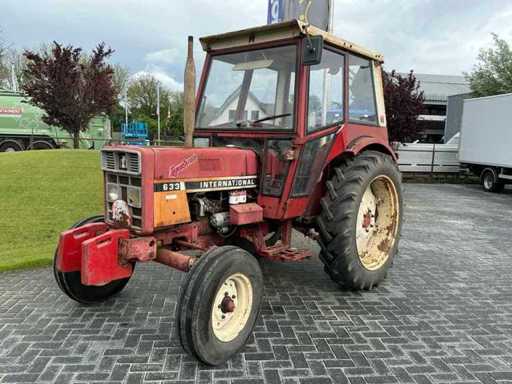 Tracteur agricole International 633 à deux roues motrices 1985