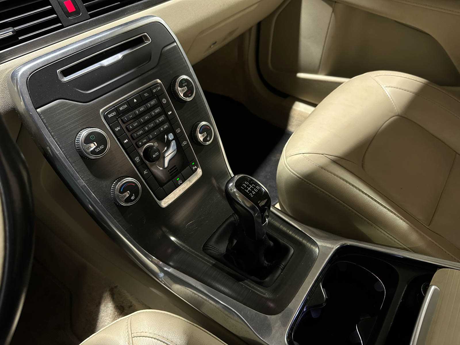 Volvo V70 2.0 D4 Summum 181pk 2015 (Origineel-NL), GB-859-B