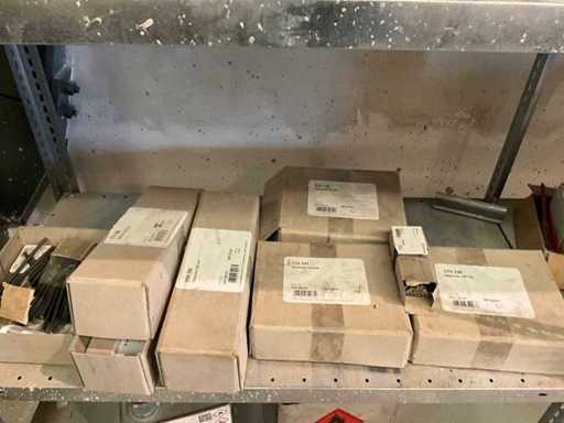 Lotto di fissaggi e accessori
