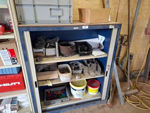 Werkplaatskast halfhoog met inhoud (2x)