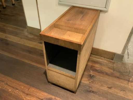 Mobilna szafka na sztu?ce